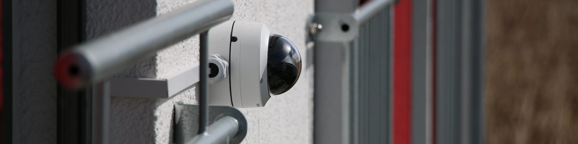 Hikvision IP-Kamera zwischen Fenstern