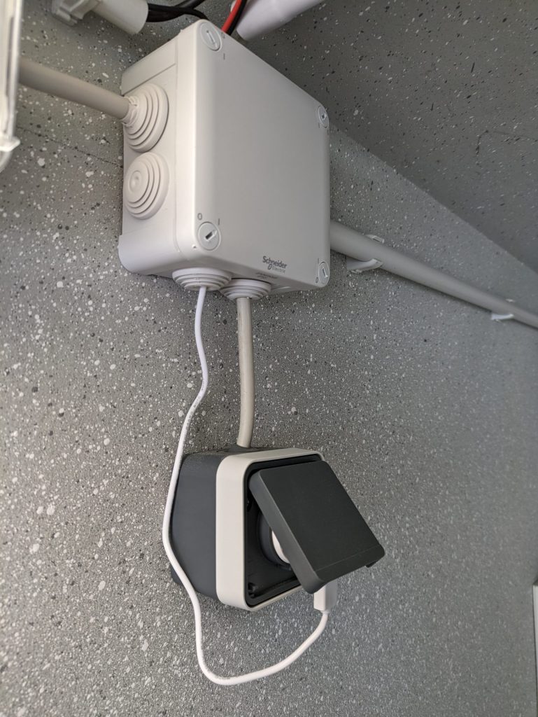 Meross Installation - Schneider Abzweigdose und Berker AP Steckdose mit Brennenstuhl USB Steckdosenadapter mit USB 90 Grad Winkeladapter